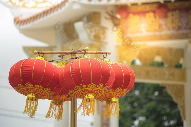 5.在中国的节庆活动中,中国红灯笼是用黄灯装饰的