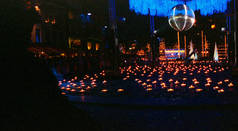 蜡烛与灯光装饰在晚上庆祝年底