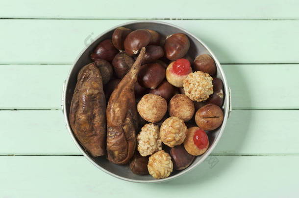 一些栗子的高角度视图, 一些 panellets 和一些烤红薯, 作为一个典型的零食吃在所有圣日在加泰罗尼亚, 西班牙, 叫 castanada