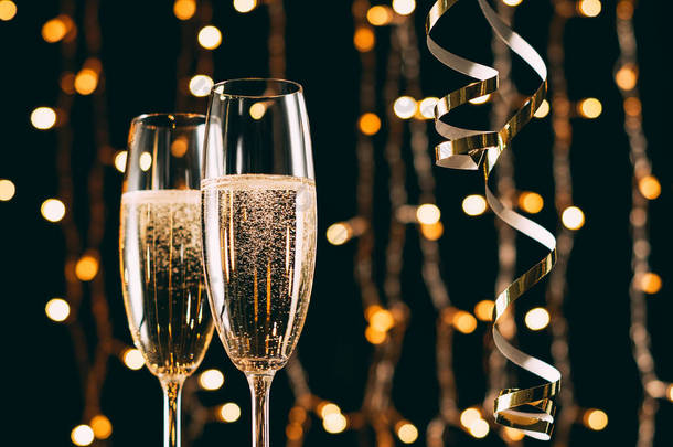 香槟在玻璃和<strong>丝带</strong>上花环<strong>浅色</strong>背景, 圣诞节概念
