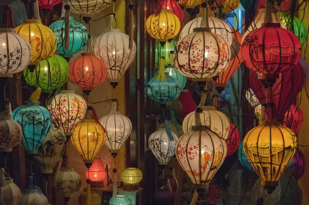 在会安老城, 越南的灯笼, 美术和工艺品。这个地区是世界文化遗产, 被联合国教科文组织举办。它被保存和维护。用于广告、设计、旅行的图片