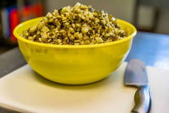 黄色塑料碗与切碎的小黄瓜-刀具，除此之外，厨房用具