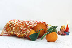 在白色背景的礼品袋中的橘子。侧视图。新年和圣诞节.