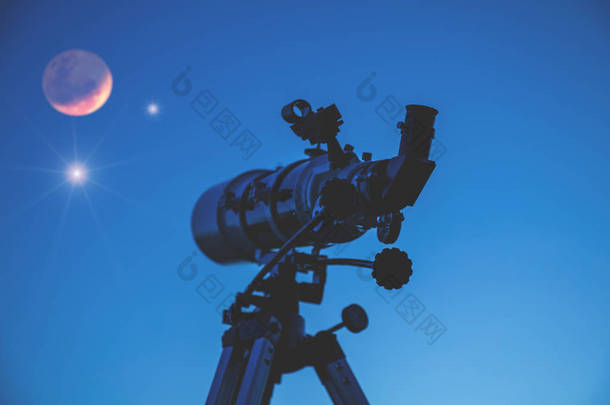 望远镜的轮廓在<strong>暮色</strong>的天空中, 几乎没有星星。月亮和星星被焦/模糊了。我的天文学工作.