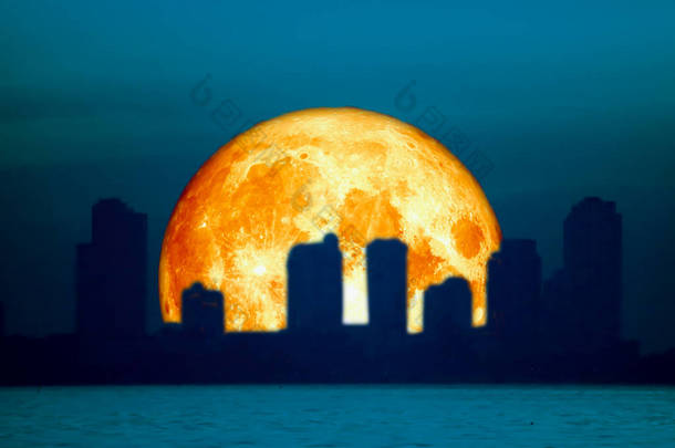血液月亮后面剪影大厦在城市夜红色天空, 这个图象的元素由美国宇航局提供