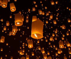 泰国清迈 loy krathong 节上的天灯、飞灯、热气球