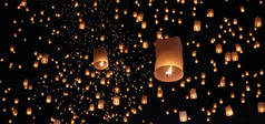 清松洛伊节上的旅游漂浮天灯 