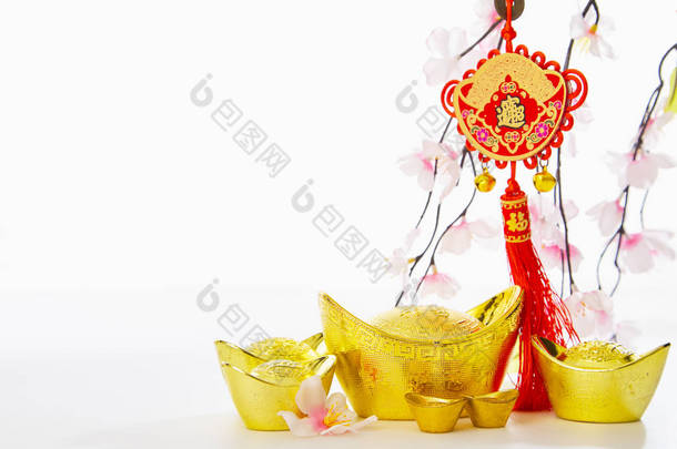 中国新年装饰传统工艺品金锭和梅树在空白色背景上为企业推广和汉语字母表的意义丰富和好运.
