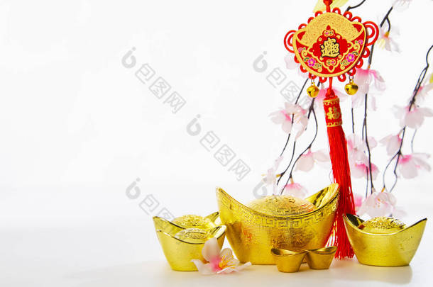 中国新年装饰传统<strong>工艺品</strong>金锭和梅树在空白色<strong>背景</strong>上为企业推广和汉语字母表的意义丰富和好运.