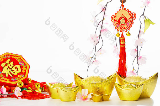 中国新年装饰传统的工艺品金锭和<strong>鞭炮</strong>和梅树在空白色背景上为企业推广和汉语字母表的意义丰富和好运.