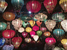 传统灯笼背景在高安老城区店, 城市是联合国教科文组织世界遗产, 并以其历史, 文化和建筑而闻名, 越南.