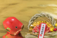 日本新年贺卡与黑色手写的表片 gingashinnen 这意味着快乐新年与可爱的黄道带动物雕像的野猪和金色的背景金范围。它也是用红色的福科图布基写的, 意思是长寿和幸福, 