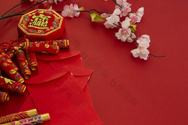 中国新年2019年节日装饰. 鞭炮, 金锭, <strong>红包</strong>, 梅花, 在红色的背景。顶部视图配件。翻译: 傅意思是好运, 春意春天.