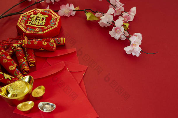 中国<strong>新年2019</strong>年节日装饰. 鞭炮, 金锭, 红包, 梅花, 在<strong>红色</strong>的背景。顶部视图配件。翻译: 傅意思是好运, 春意春天.