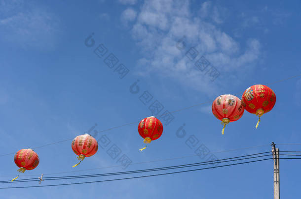 图装饰中国<strong>新年</strong> & 农历<strong>新年</strong>假期背景概念。中国灯笼<strong>挂</strong>在美丽的蓝天上的户外。其他语言意味着富有或富有和快乐.