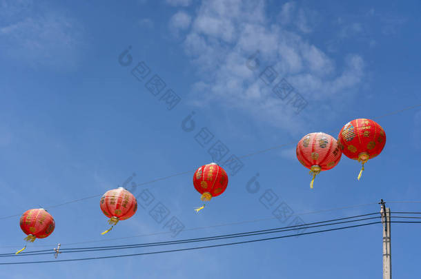 图装饰中国<strong>新年</strong> & 农历<strong>新年</strong>假期背景概念。中国灯笼挂在<strong>美</strong>丽的蓝天上的<strong>户外</strong>。其他语言意味着富有或富有和快乐.