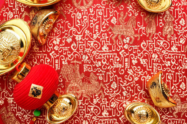 中国新年装饰, 关闭金锭 (昂) 和灯在红色东方花纹面料六角形框红色, 中国语言<strong>意味</strong>着幸福和富裕