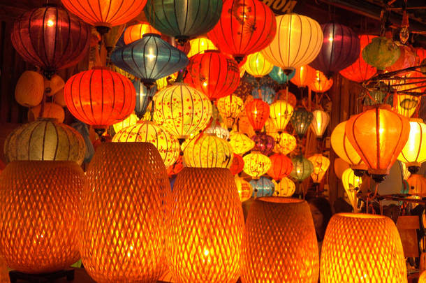 特写, dof: 五颜六色的手工纸灯在传统的越南小镇的节日之夜闪闪发光。在会安满月庆典前, 壮观的东方灯光被点亮.