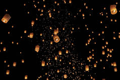 泰国清迈洛伊克拉通节的观光浮空灯笼.
