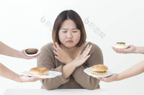 年轻肥胖的亚洲女人交叉双臂对食物<strong>说</strong>不