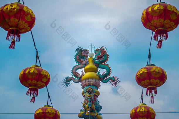 五颜六色的中国龙雕像包裹在<strong>柱子</strong>上。中国公座庙宇杆子上雕刻的美丽龙像.