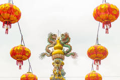 五颜六色的中国龙雕像包裹在柱子上。中国公座庙宇杆子上雕刻的美丽龙像.