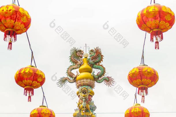 五颜六色的中国龙雕像包裹在<strong>柱子</strong>上。中国公座庙宇杆子上雕刻的美丽龙像.