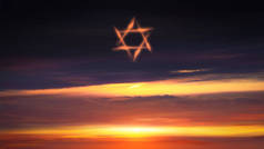  大卫的明亮明星。在金光闪闪的大卫之星中。收集犹太教物品。天空中的日落和日出 . 