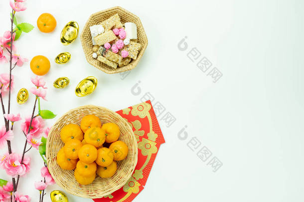 汉语是指富有或富有和快乐。顶级景观<strong>装饰</strong>中国新<strong>年</strong> & 农历新<strong>年</strong>假期背景概念。平放置橙色与粉红色的花在白色木头在家庭办公桌.