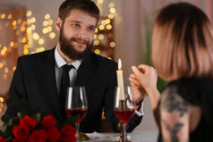 在餐厅浪漫约会时爱年轻夫妇