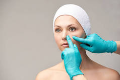 真皮恢复活力的治疗。美容面部手术。抗皱检查。妇女和医生手套手.
