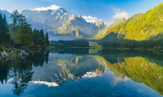 夏季的山湖美景