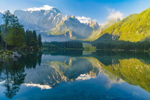 夏季的山湖美景