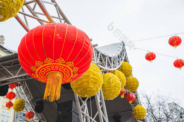 欧洲城市街道上的中国新年装饰灯。假日概念
