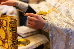 金黄时尚福音在东正教或寺庙在白色桌和金黄温暖的背景