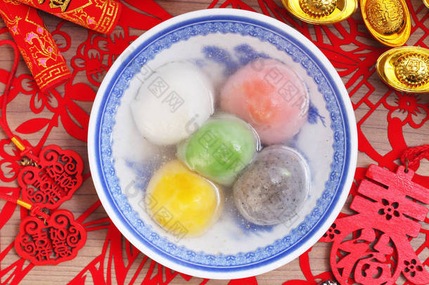 中国春节红色背景上的五味糯米球 
