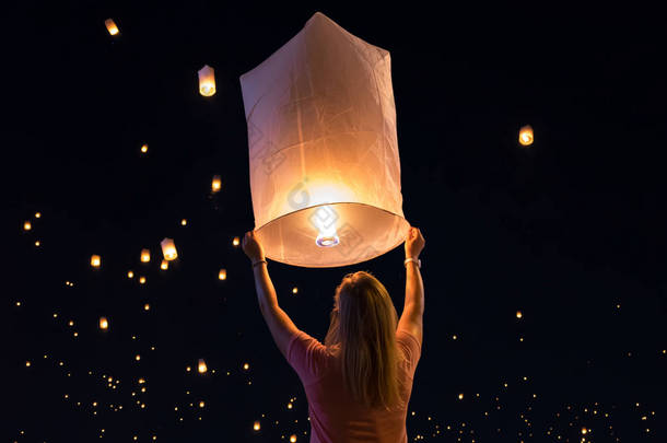 在泰国清迈的 loy krathong 节日或浮动灯笼节中发布灯笼的妇女.