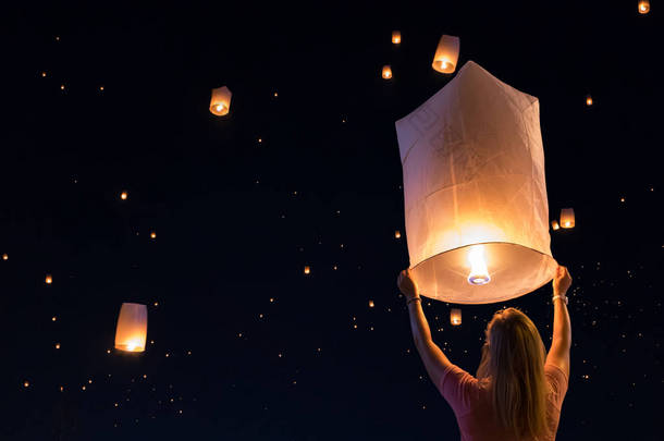 在泰国清迈的 loy krathong 节日或浮动灯笼节中<strong>发布</strong>灯笼的妇女.