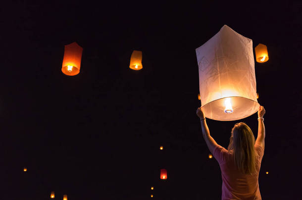 在泰国清迈的 loy krathong 节日或浮动灯笼节中发布灯笼的妇女.