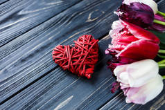 五颜六色的美丽的粉红色紫罗兰色郁金香和红色的心在灰色的木桌上。情人节, 春天背景。花模拟与抄袭空间。快乐的母亲节, 浪漫的静物, 鲜花