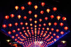 泰国中国新年庆祝活动中装饰着中国风格的红色吊灯夜景. 