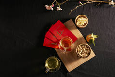 农历新年食物和饮料在深木桌上与樱花盛开的分支