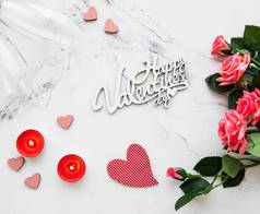 情人节浪漫背景-装饰心脏, 眼镜, 蜡烛和玫瑰在粉红色的混凝土背景