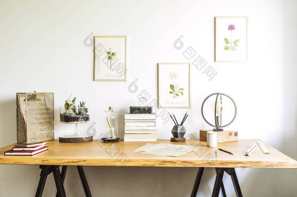 复古，创意<strong>家庭</strong>办公室内部与木桌，书籍，笔记本，植物的浪漫插图，台灯和办公室配件。自由职业者的<strong>时尚</strong>空间.