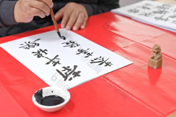 5.人在农历大年初一之际就写起了中国书法，祝你一帆风顺