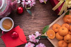 橙色水果, 粉红色的樱花和中国新年组成设置在木桌上, 中国新年庆祝背景, 最受关注的观点.