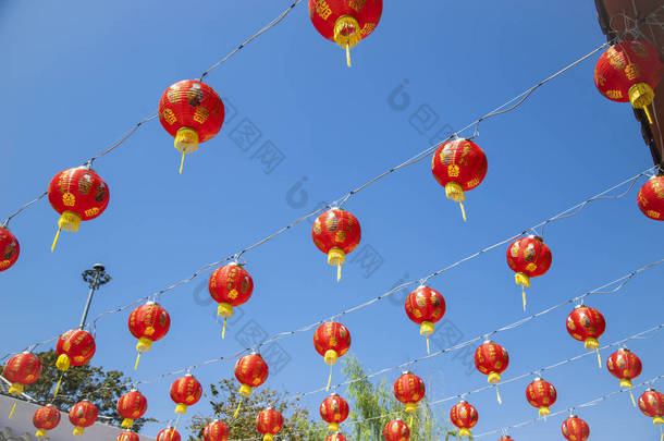 一种颜色鲜艳的可折叠纸灯笼, 主要是红色, 用于装饰目的, 通常用中国艺术画.
