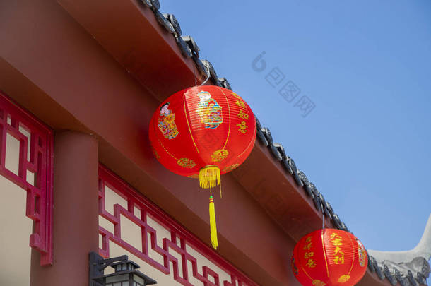 一种颜色鲜艳的可折叠纸灯笼, 主要是红色, 用于装饰目的, 通常用中国艺术画.