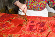 女主人，把画放在卡拉盖，东方，土耳其丝绸围巾上.