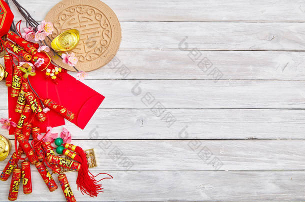 2019年春节或农历新年装饰在白色木制背景。文本空间图像。字符福意味着好运，幸运和祝福.